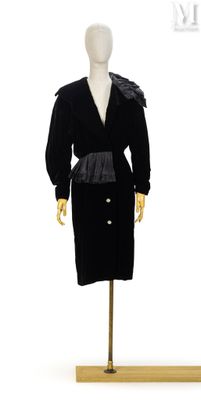 une photo d'un mannequin vêtu d'une robe et d'une veste noires