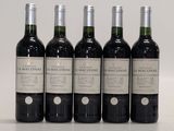 six bouteilles de vin sont alignées sur une table