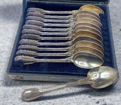 Douze petites cuillères en métal dont deux en argent 925/°°m…