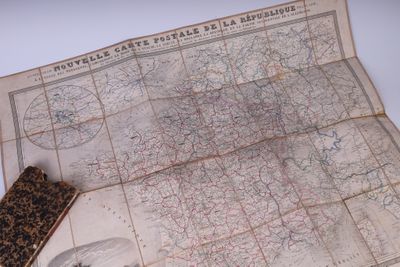 une carte et un livre posés sur une table blanche