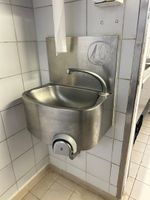 1 lave mains mural en inox, 1 plonge en inox à 2 bacs, 5 éta…