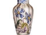 un vase en verre orné de fleurs bleues peintes