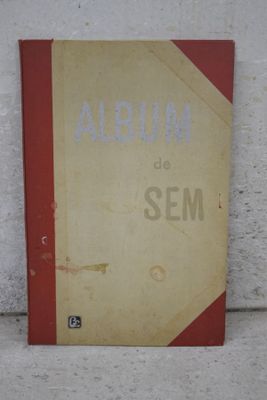 un livre posé par terre