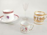 trois tasses et une soucoupe posées sur une table