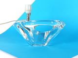 un saladier en verre transparent surmonté d'une lampe