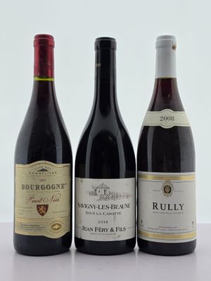 trois bouteilles de vin rouge sont alignées sur une table