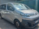 une camionnette Citroën garée devant un immeuble, sur un parking