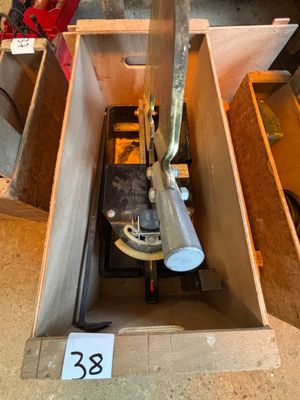 une machine qui se trouve dans une boîte sur laquelle est inscrit un numéro