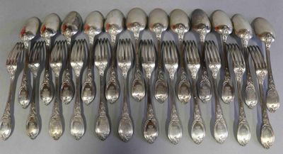 beaucoup de cuillères et de fourchettes en argent sur la table