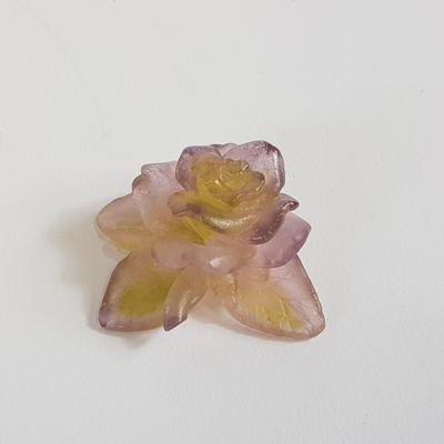 broche représentant une fleur violette et jaune sur un fond blanc