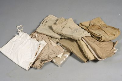 une pile de vêtements posée sur une table