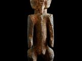 un gros plan d'une statue sur fond noir