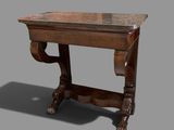 une petite table avec un plateau en marbre