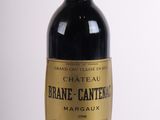 une bouteille de vin posée sur une table