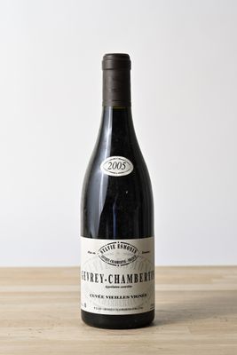 une bouteille de vin posée sur une table en bois