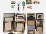 un grand nombre d'objets posés sur une table