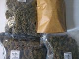 trois sachets de cannabis posés les uns à côté des autres sur une table