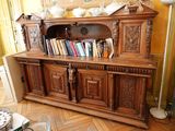 une grande armoire en bois sur laquelle sont posés de nombreux livres