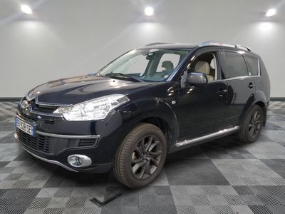 le 4x4 noir est garé sur un sol en damier dans le garage