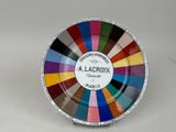 un gros plan d'une assiette sur laquelle figure une roue colorée