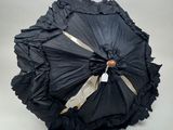 un parapluie noir orné d'une bande dorée