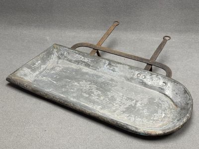 Lèche frite en étain 14 x 70 x 58 cm.