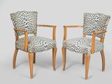 paire de fauteuils à motif léopard avec des pieds en bois