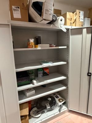 un placard dont les étagères sont bien remplies