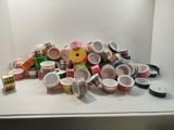 une pile de rubans washi sur une étagère