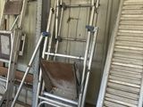 beaucoup de chaises et d'échelles dans une pièce