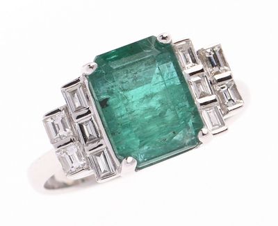 BAGUE en or gris 750 °/°° centrée d'une émeraude de Colombie…