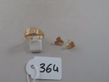 une étiquette indiquant « 364 » à côté d'une paire de boucles d'oreilles