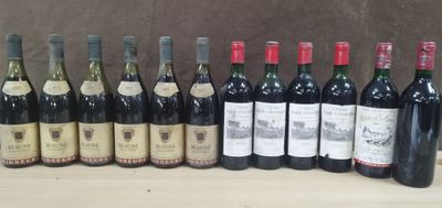 plusieurs bouteilles de vin sont alignées sur une table