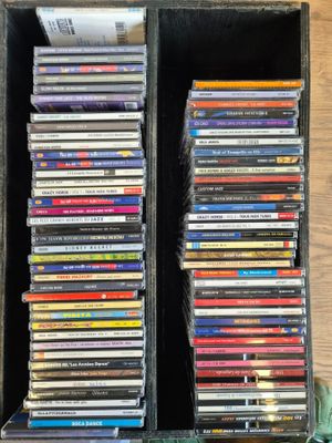 plein de CD rangés dans une boîte posée par terre
