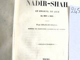 un livre sur lequel repose une feuille de papier