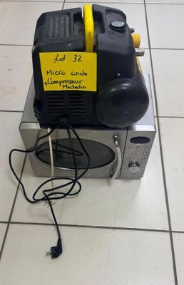 une petite machine posée sur un sol carrelé