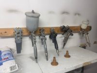 1 étagére avec contenu et 5 pistolets de peintre (photo 2)