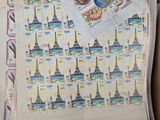 une photo d'une boîte sur laquelle sont collés de nombreux timbres