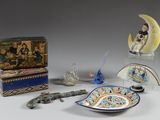un grand nombre d'objets posés sur une table