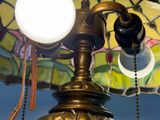 un gros plan d'une lampe avec un abat-jour en vitrail