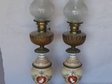 paire de lampes à huile anciennes avec abat-jours en verre, sur pied
