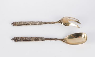 deux cuillères et une fourchette sur une surface blanche