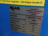 un tonneau bleu portant une étiquette jaune