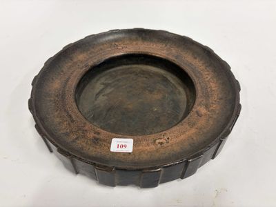 un objet métallique posé sur une surface blanche