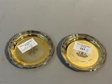 paire de cendriers plaqués argent portant des étiquettes