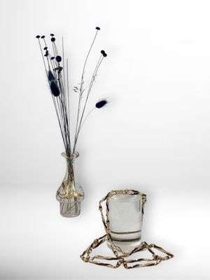 deux vases remplis de fleurs posés sur une table blanche