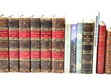 un grand nombre de livres empilés les uns sur les autres