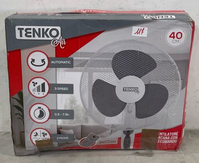 une boîte posée par terre, avec un ventilateur à l'intérieur
