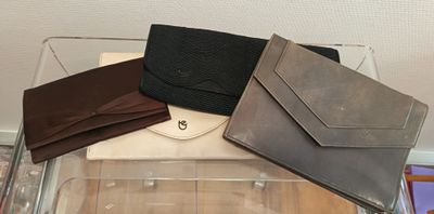 trois portefeuilles posés les uns sur les autres sur une table