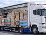 un camion avec une remorque chargée de cartons à l'arrière